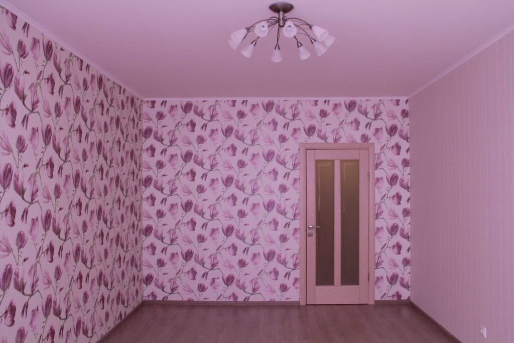 Фото 18 — Поклейка обоев в детской комнате с детским рисунком