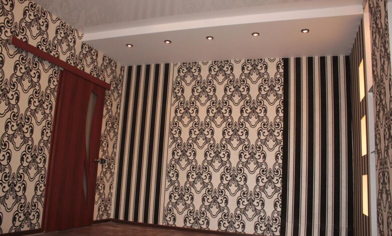 Photo of Поклейка обоев в детской комнате с анимационным рисунком